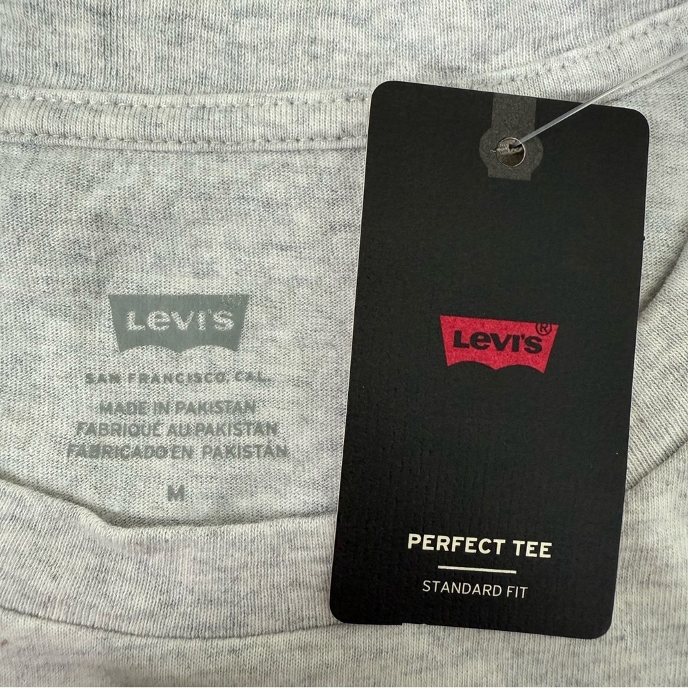 Women’s Levi’s Perfect Tee Moody Cowboy Hat Graphic Shirt Girly Size Medium - Picture 10 of 16